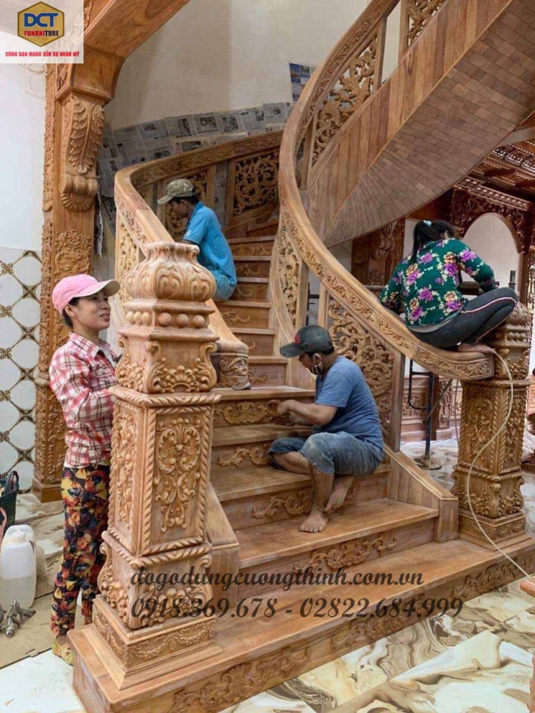 cầu thang gỗ cổ điển hoàng gia